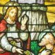 Jezus przekazuje klucze Piotrowi - witraz - Polska parafia w Londynie